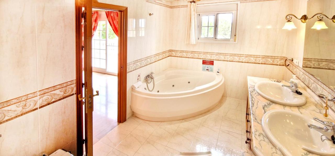 Golden Villa Costa Del Sol - Big Private Pool - Bbq - Good Location Fuengirola Extérieur photo
